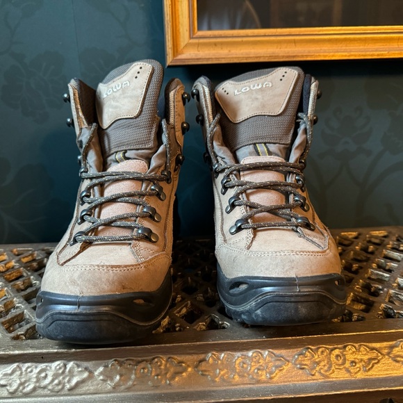 Lowa Renegade GTX women’s size 9 Mid Hiking Boot - Picture 2 of 6